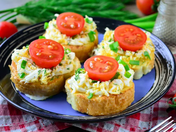 Фото блюда: Тосты с яйцом и помидорами