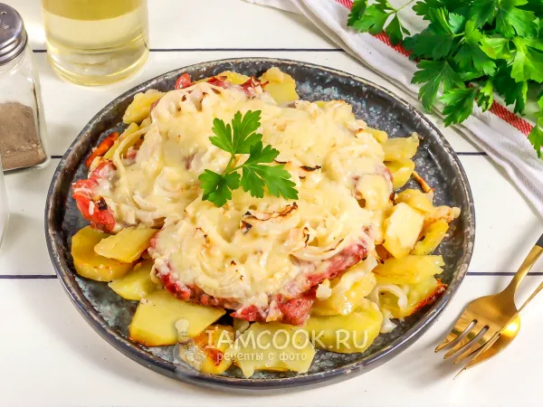 Фото готового блюда: Мясо по-французски с маринованным луком