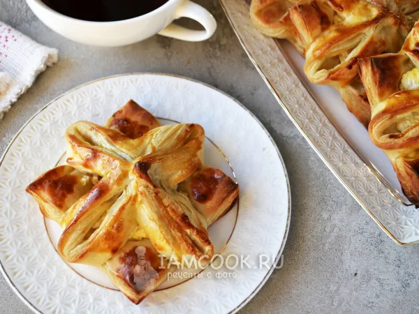 Фото готового блюда: Слойки с творогом и вареньем