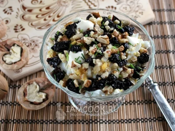 Фото готового блюда: Салат с консервированной семгой и черносливом