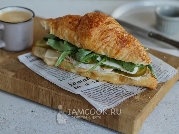 Фото готового блюда: Сэндвич-круассан с курицей