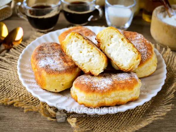 Фото готового блюда: Жареные пирожки с творогом на кефире на сковороде