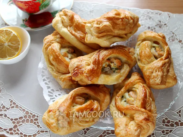 Фото готового блюда: Расстегаи с рыбой (из слоеного теста)