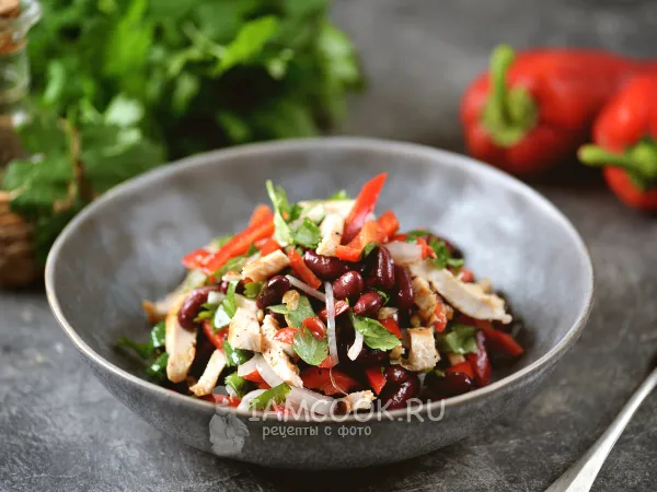 Фото готового блюда: Салат «Тбилиси» с красной фасолью и куриной грудкой