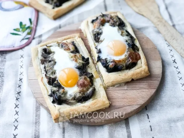 Фото готового блюда: Слойки с грибами и яйцом