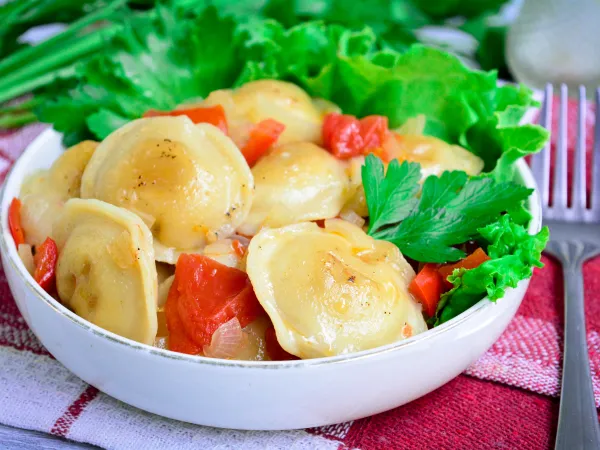 Фото блюда: Жареные пельмени с помидорами