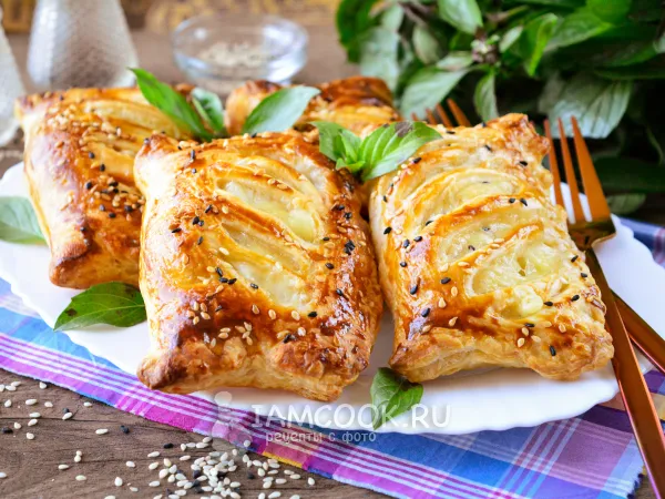 Фото готового блюда: Слойки с курицей и сыром