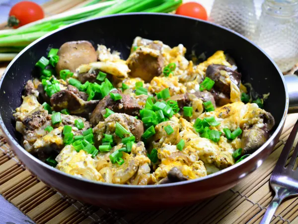 Фото готового блюда: Куриная печень с яйцом на сковороде