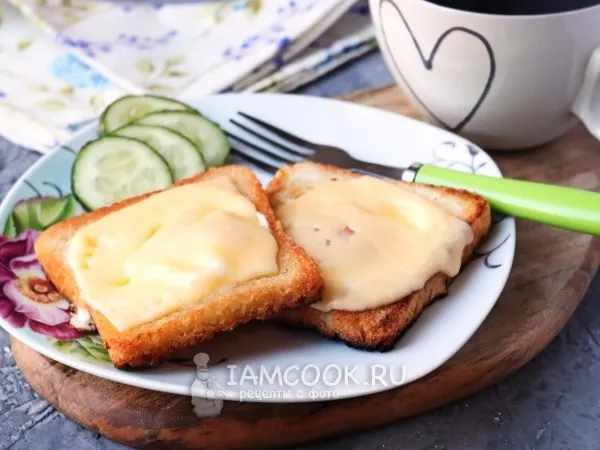 Фото готового блюда: Горячие бутерброды с яйцом и сыром