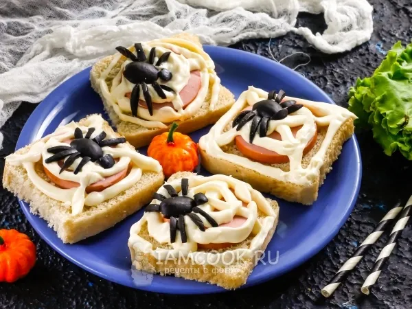 Фото готового блюда: Бутерброды с колбасой, паутиной из майонеза и пауками из маслин