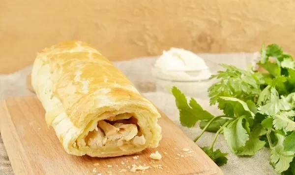 Фото блюда: Штрудель с курицей из слоеного теста