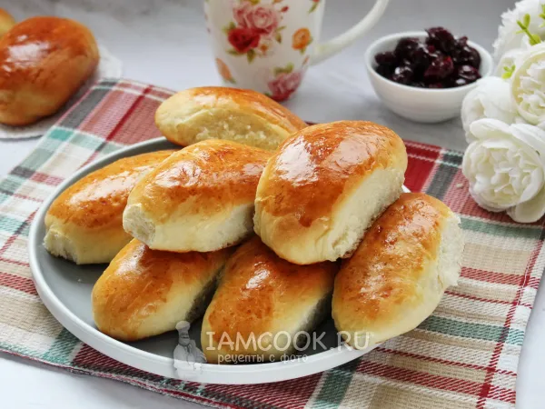 Фото готового блюда: Пирожки с вишневым вареньем в духовке