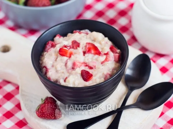 Фото готового блюда: Овсянка с клубникой