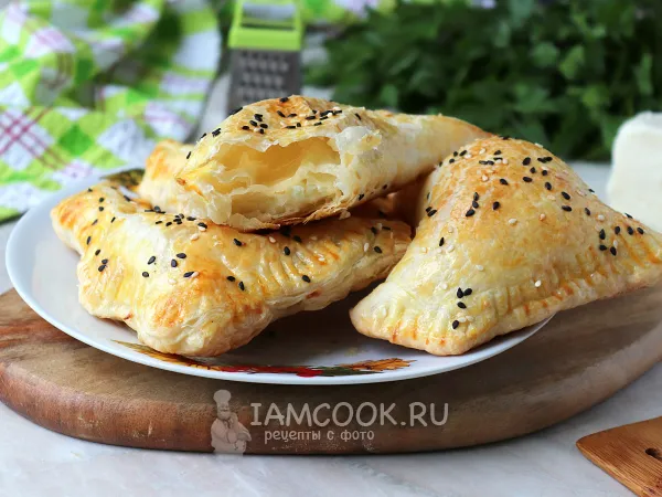 Фото готового блюда: Слойки с адыгейским сыром из слоеного теста