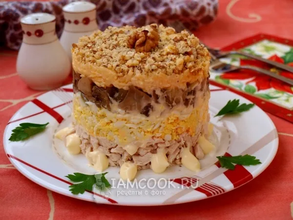 Фото блюда: Салат с курицей, грибами и грецкими орехами
