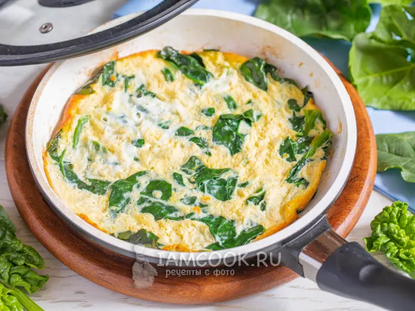 Фото готового блюда: Омлет со шпинатом на сковороде