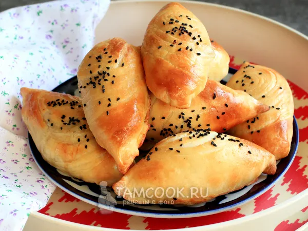 Фото готового блюда: Самса с фаршем и сыром