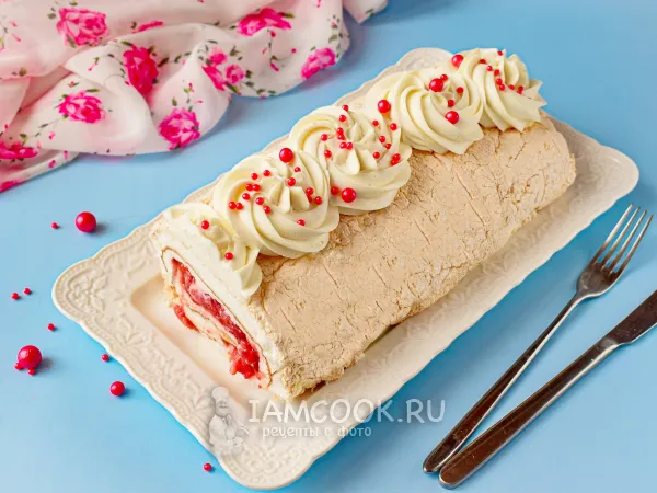Фото готового блюда: Меренговый рулет с клубникой