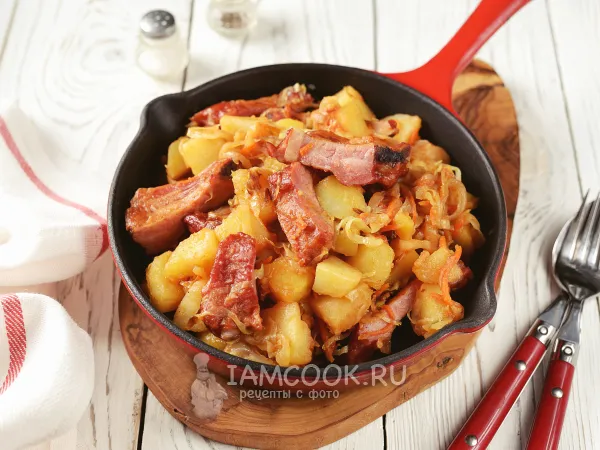 Фото готового блюда: Тушеная картошка с капустой и копчеными ребрышками