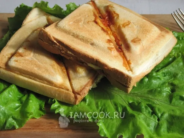 Фото блюда: Горячие сэндвичи с колбасой, сыром и помидорами