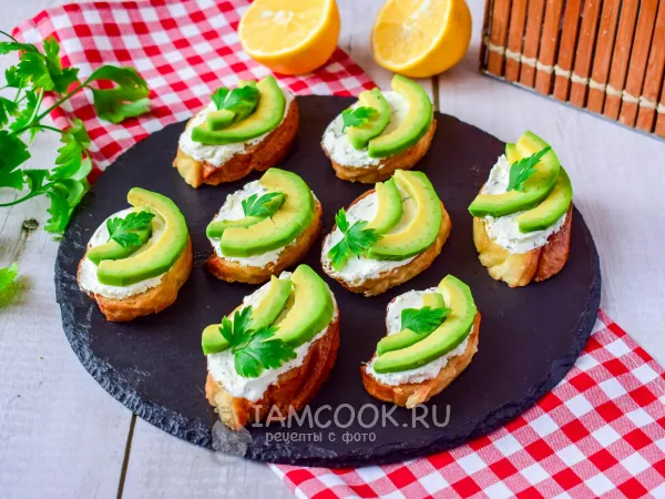 Фото блюда: Брускетты с авокадо и творожным сыром