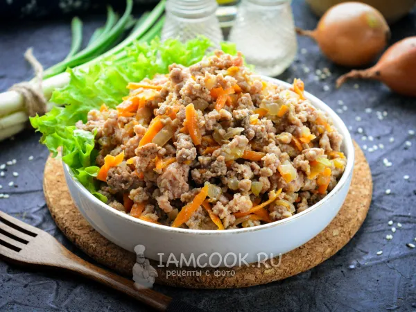Фото блюда: Фарш с морковью и луком на сковороде