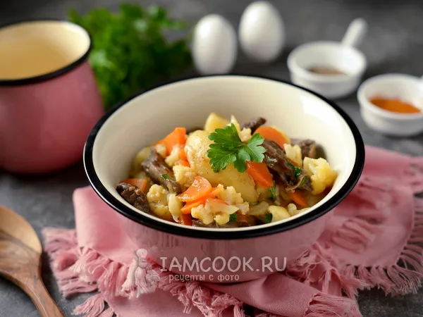 Фото готового блюда: Сердце индейки с картошкой и цветной капустой на сковороде