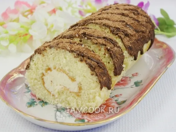 Фото готового блюда: Бисквитный рулет с кремом