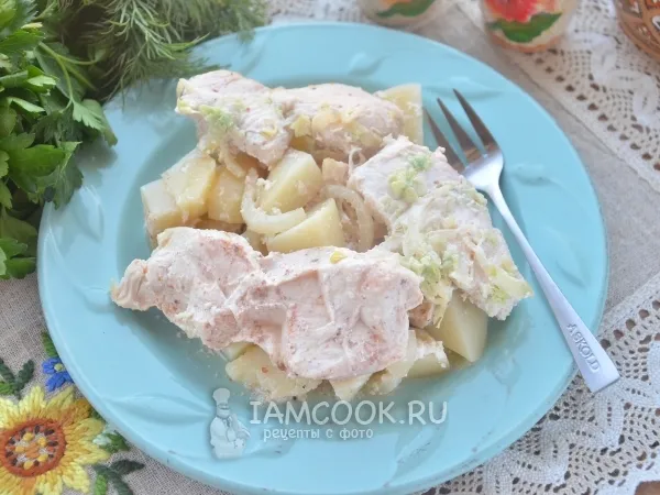 Фото готового блюда: Курица в кефире с картошкой в духовке