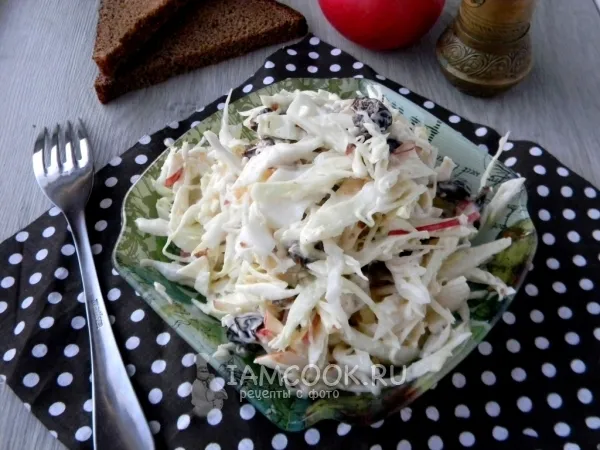 Фото готового блюда: Капустный салат с яблоком и черносливом