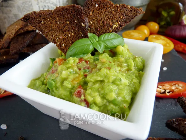 Фото блюда: Гуакамоле с зеленым базиликом и ржаными хлебцами