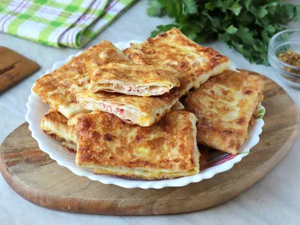 Фото готового блюда: Конвертики из лаваша с крабовыми палочками (на сковороде)