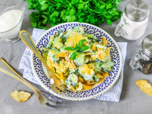 Фото блюда: Салат из огурцов с чипсами