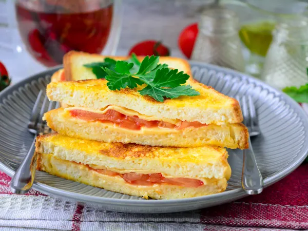 Фото блюда: Тосты с помидорами и сыром