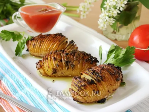 Фото готового блюда: Картошка-гармошка с чесноком и укропом в духовке