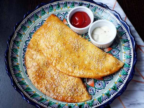 Фото готового блюда: Чебуреки из сырной тортильи с фаршем в духовке