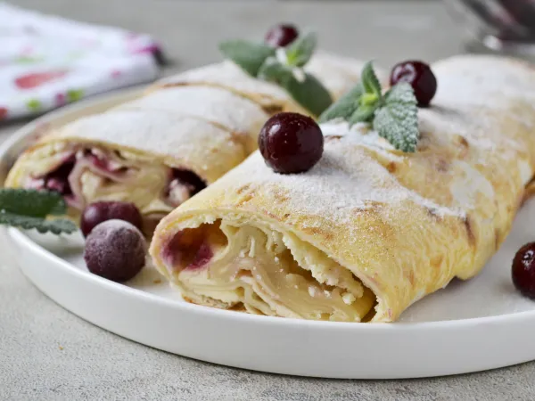 Фото готового блюда: Штрудель из лаваша с вишней и творогом