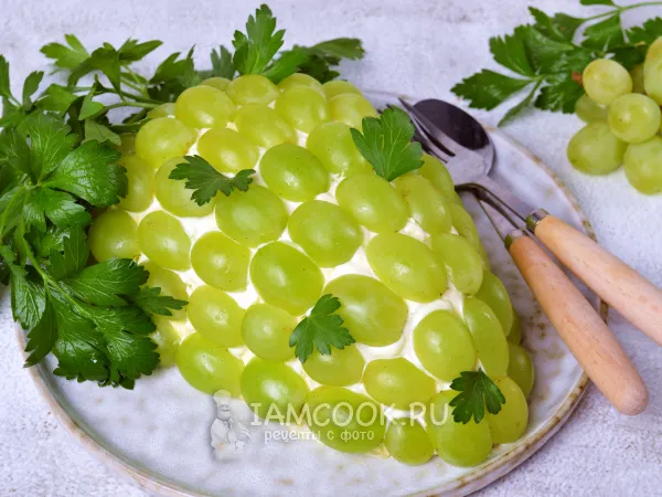 Фото блюда: Салат «Виноградная гроздь» с копченой курицей