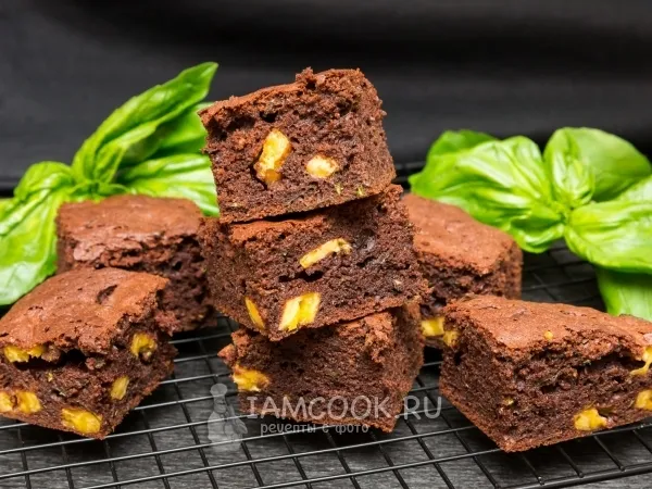 Фото готового блюда: Шоколадный пирог с базиликом и бананом