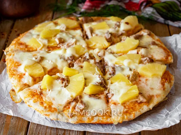 Фото блюда: Пицца с ананасами, курицей и моцареллой