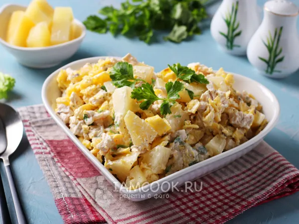 Фото готового блюда: Салат с яичными блинчиками, курицей и ананасами