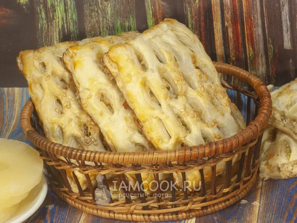 Фото готового блюда: Слойки с курицей и ананасом