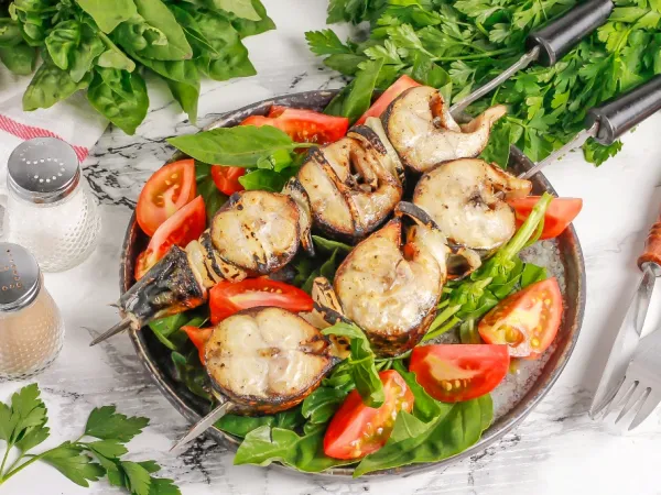 Фото готового блюда: Шашлык из скумбрии на шампурах на мангале