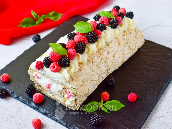 Фото готового блюда: Меренговый рулет с фисташками и малиной