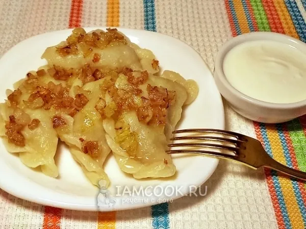 Фото готового блюда: Вареники с картошкой и салом