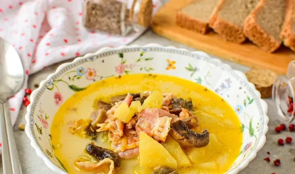 Фото блюда: Сырный суп с грибами и беконом