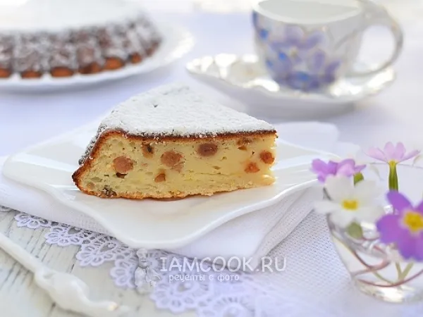 Фото готового блюда: Творожный пирог с лимоном и изюмом