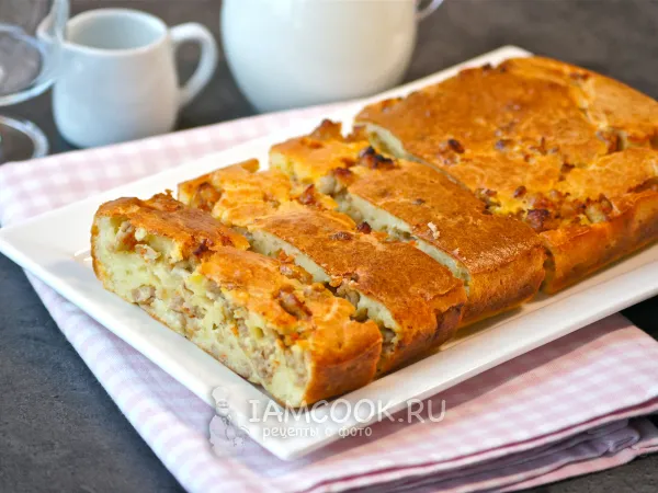 Фото готового блюда: Заливной пирог с фаршем на молоке