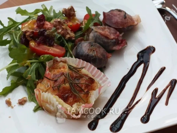 Фото готового блюда: Салат с рукколой и закусками