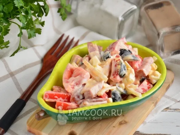Фото готового блюда: Салат с ветчиной и маслинами